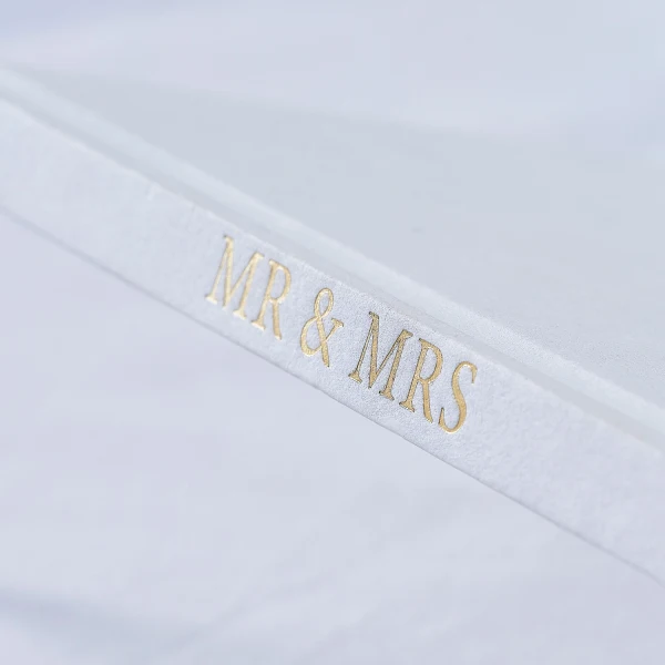 Gästebuch Mr & Mrs geprägt mit goldener Papierkante
