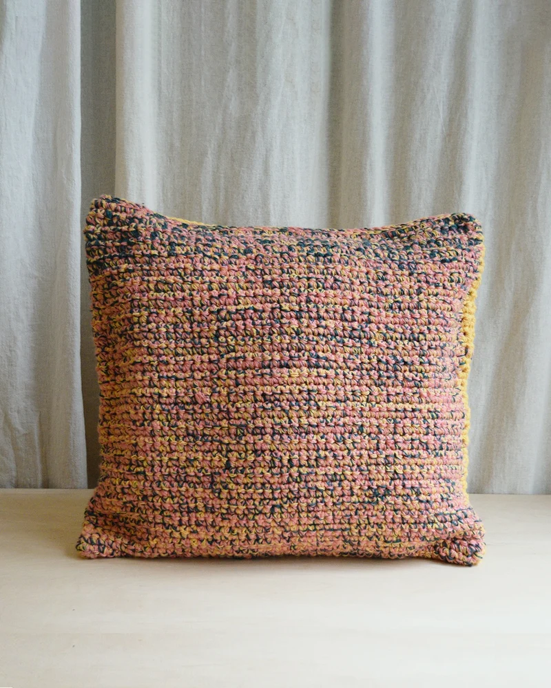 Dekokissen „Esméralda“ – handgehäkelte Struktur in Multicolor