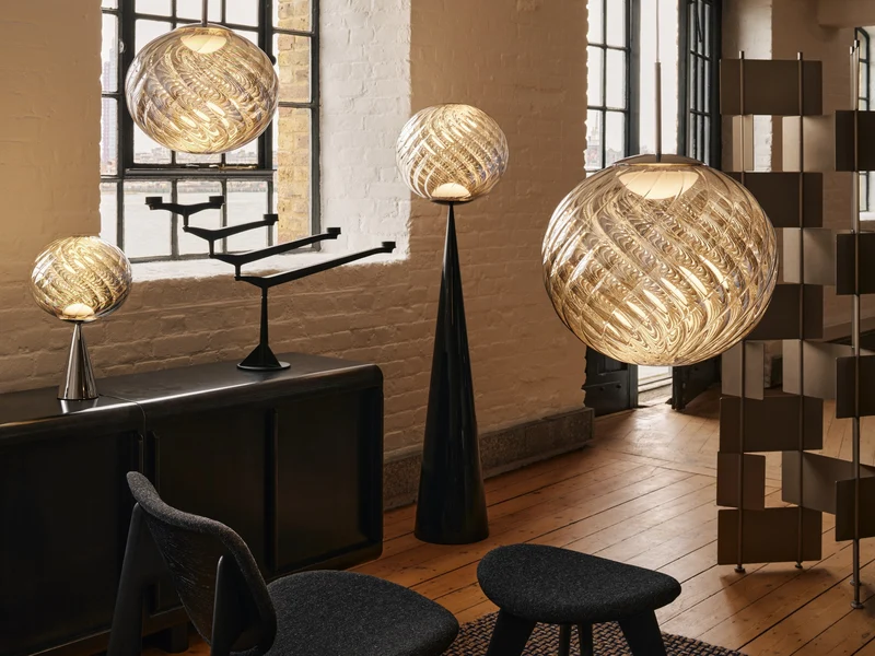 Whirl Fat Cone Floor Light silber/schwarz – Stehleuchte aus verspiegeltem Polycarbonat