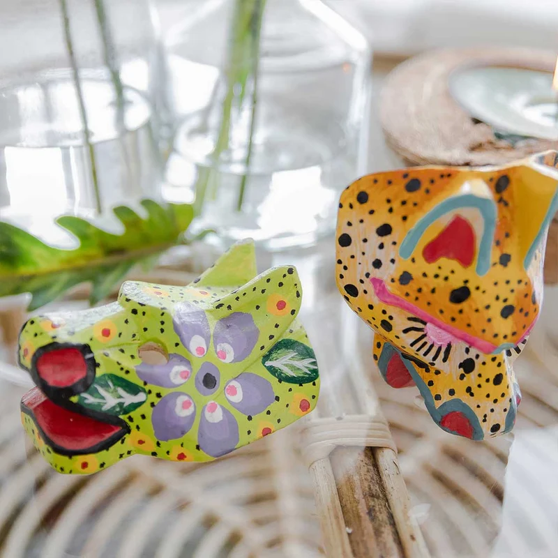 Holzmaske mit Jaguar