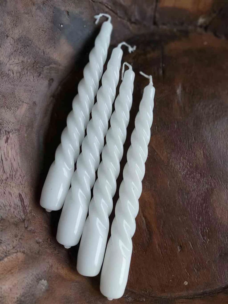 Kerzen TWISTED 4er Set gedreht LAQUER 20 cm Spitzkerzen glänzend weiß LENE BJERRE