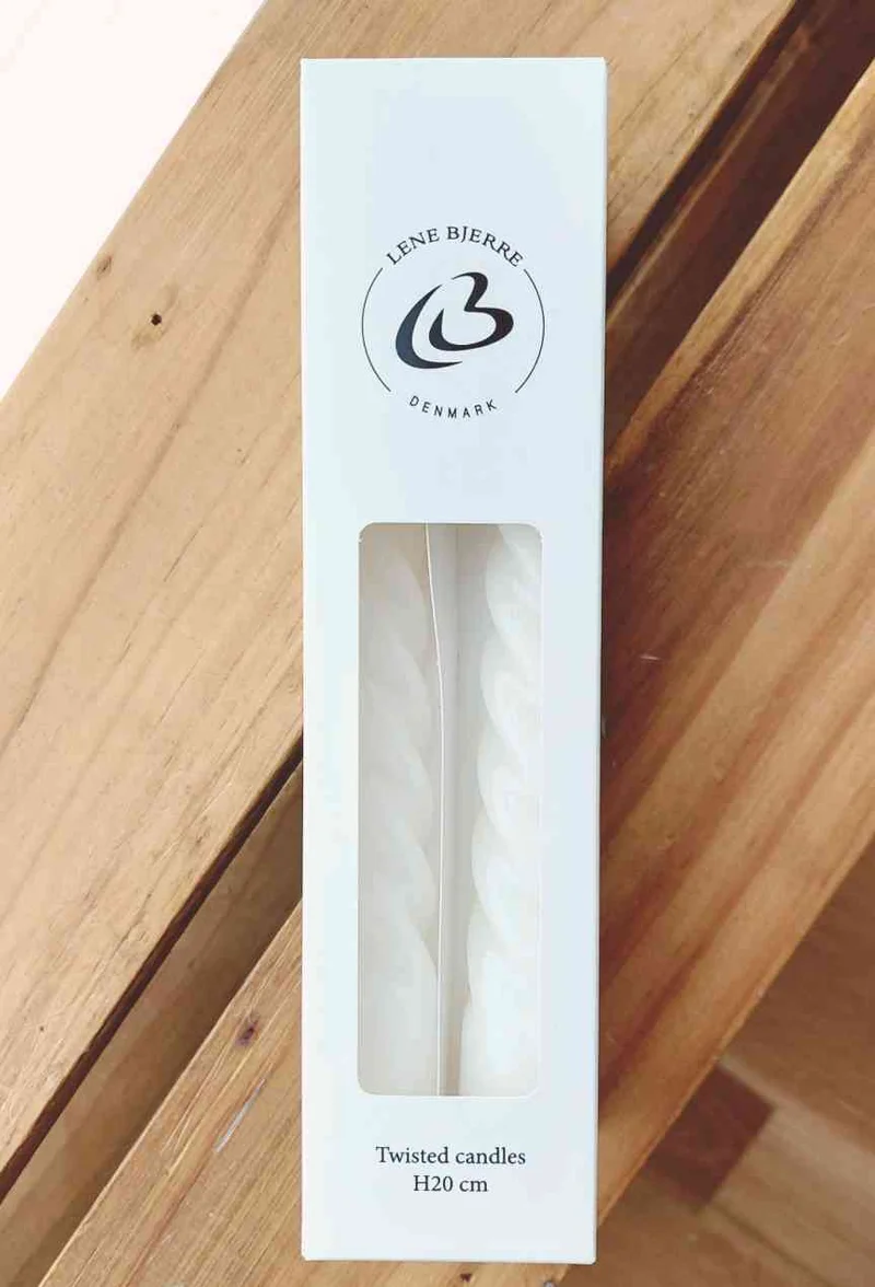 Kerzen TWISTED 4er Set gedreht LAQUER 20 cm Spitzkerzen glänzend weiß LENE BJERRE