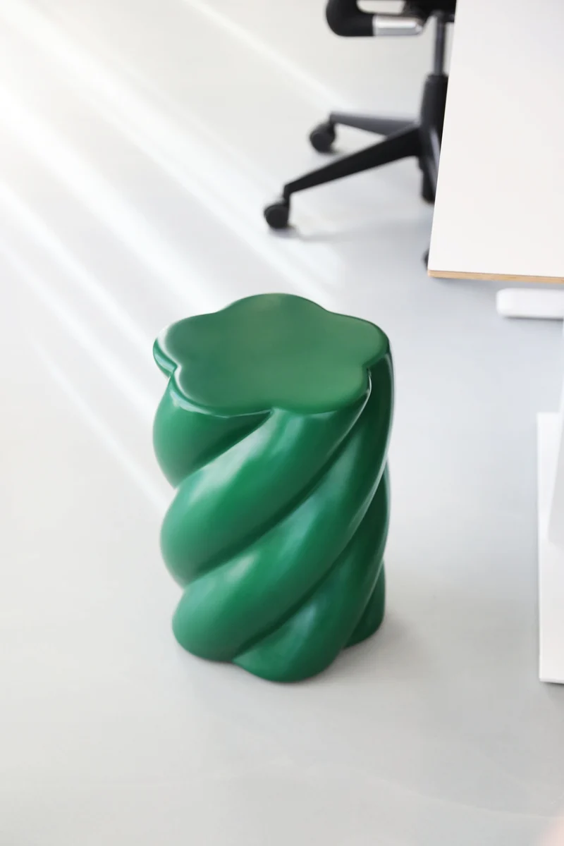 Hocker „Marshmallow“ – skulpturaler Design-Stool in Grün