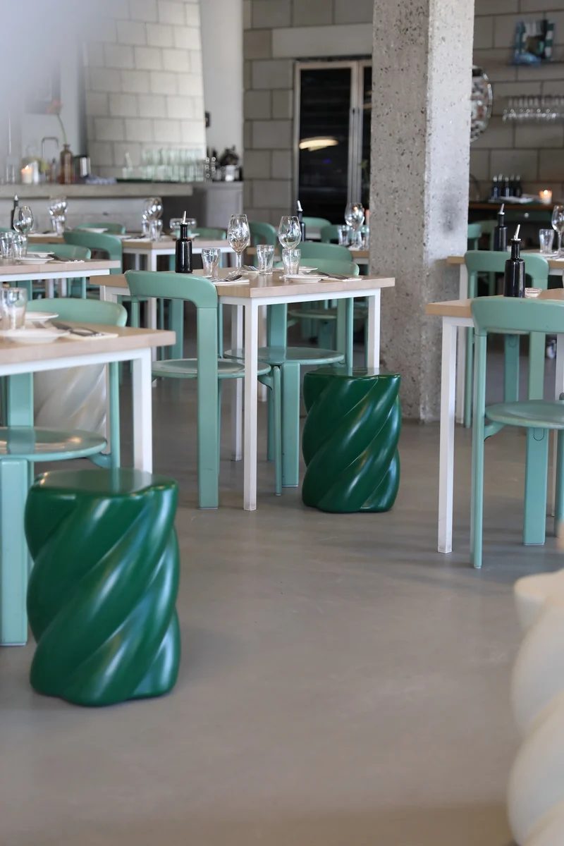 Hocker „Marshmallow“ – skulpturaler Design-Stool in Grün