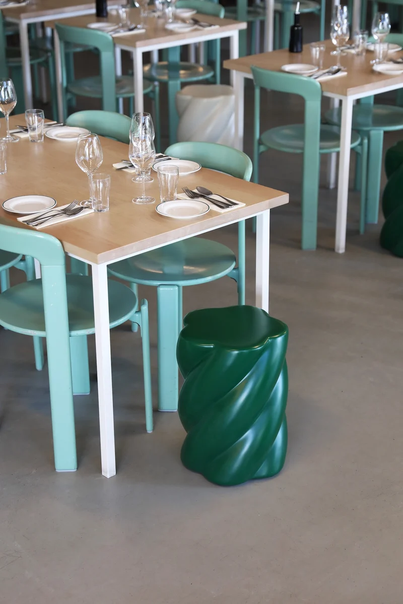 Hocker „Marshmallow“ – skulpturaler Design-Stool in Grün