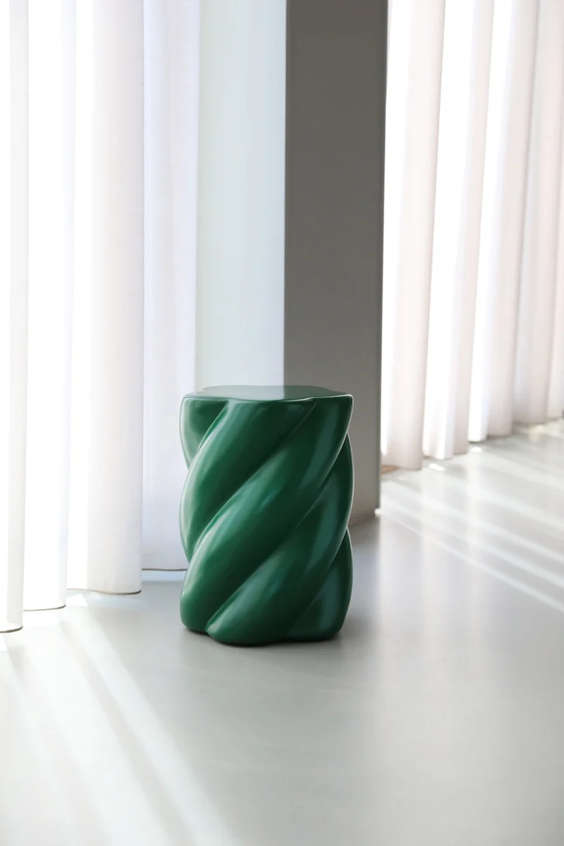 Hocker „Marshmallow“ – skulpturaler Design-Stool in Grün