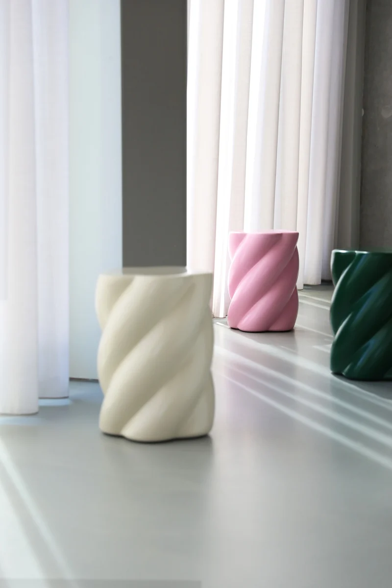 Hocker „Marshmallow“ Off-White – skulpturaler Design-Stool