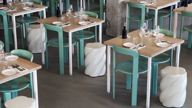 Hocker „Marshmallow“ Off-White – skulpturaler Design-Stool