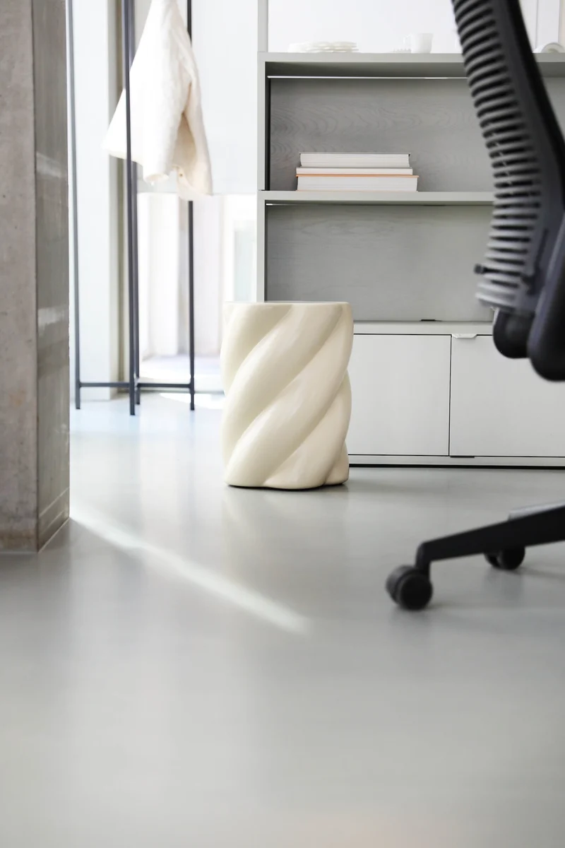 Hocker „Marshmallow“ Off-White – skulpturaler Design-Stool