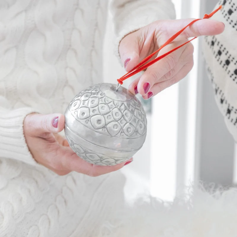 Im Christbaumschmuck Geldgeschenke verpacken