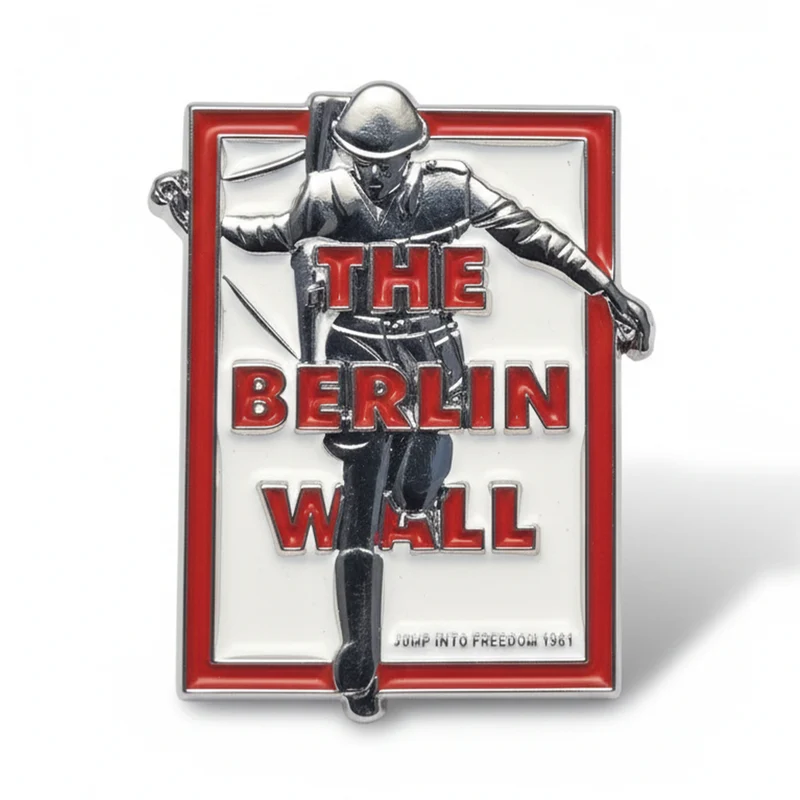 Anstecker Mauerspringer Soldat - The Berlin Wall