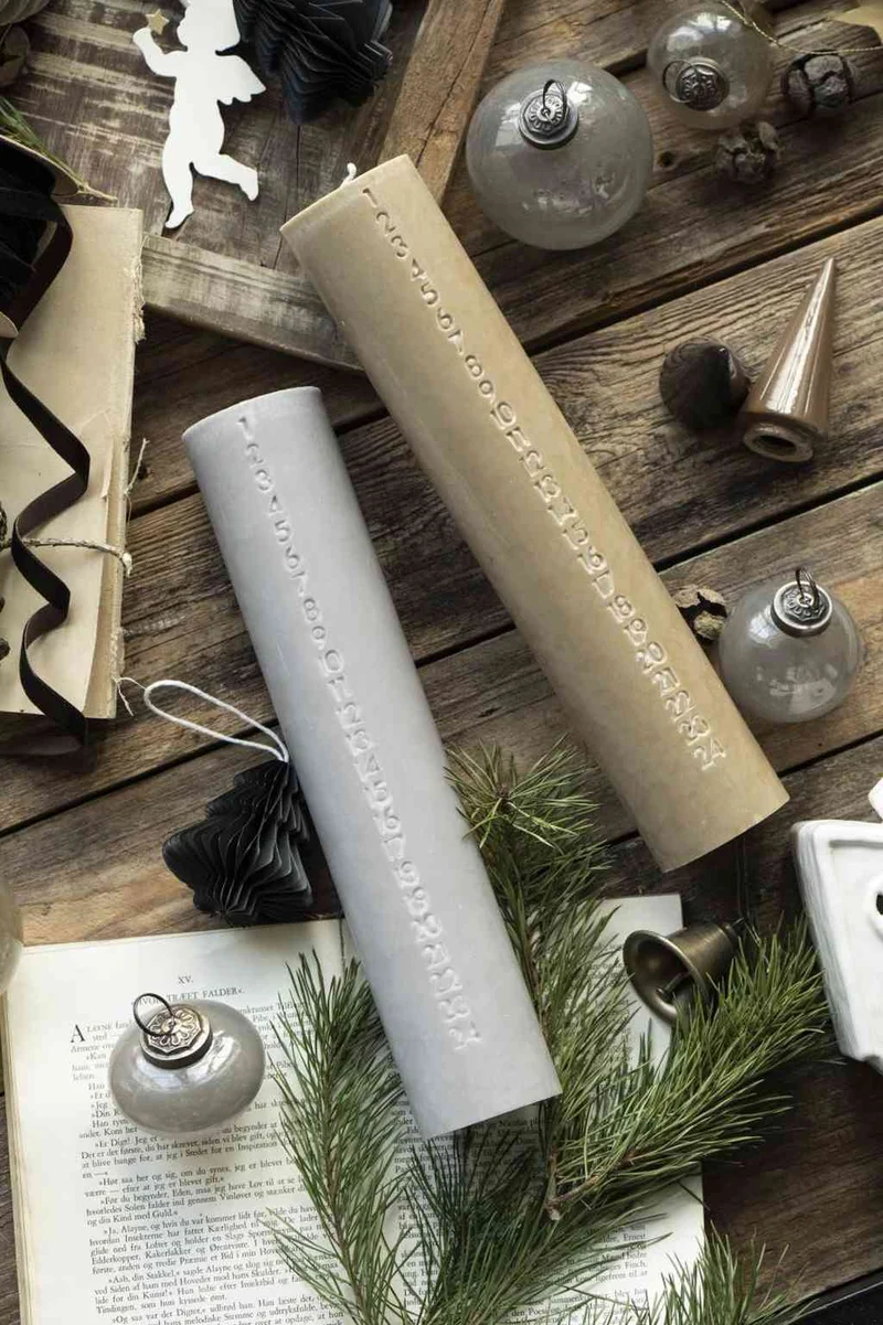 ADVENTSKERZE grau mit geprägten Zahlen 1-24 ☆ Stearin 30x6 cm ☆ 120 H Brenndauer IB LAURSEN