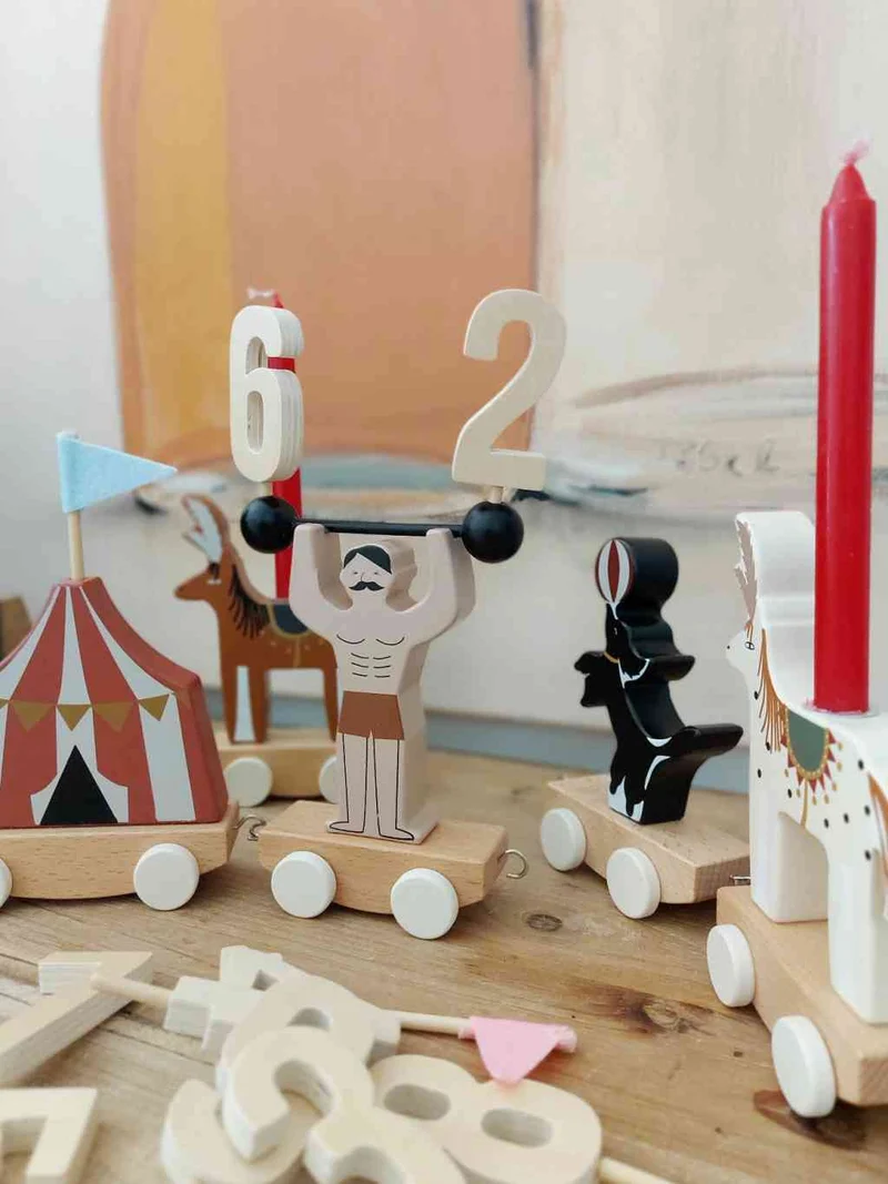 Geburtstagszug Zirkus von Bloomingville | ALEY Geburtstagskerzen-Deko 51 cm | mit 10 Ziffern
