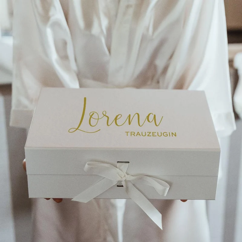 Personalisierte Geschenkbox mit Schleife weiß