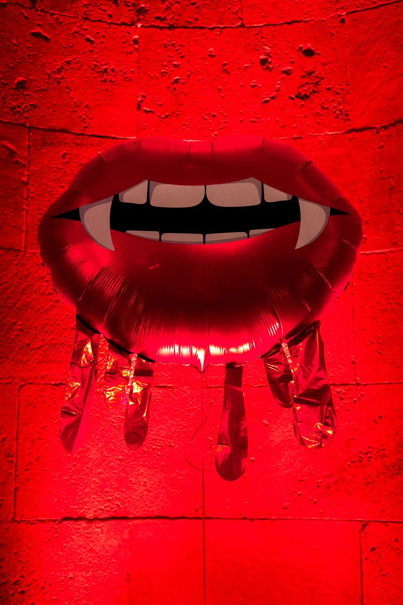 Shape Folienballon "Blutige Lippen" | 92 x 60 cm