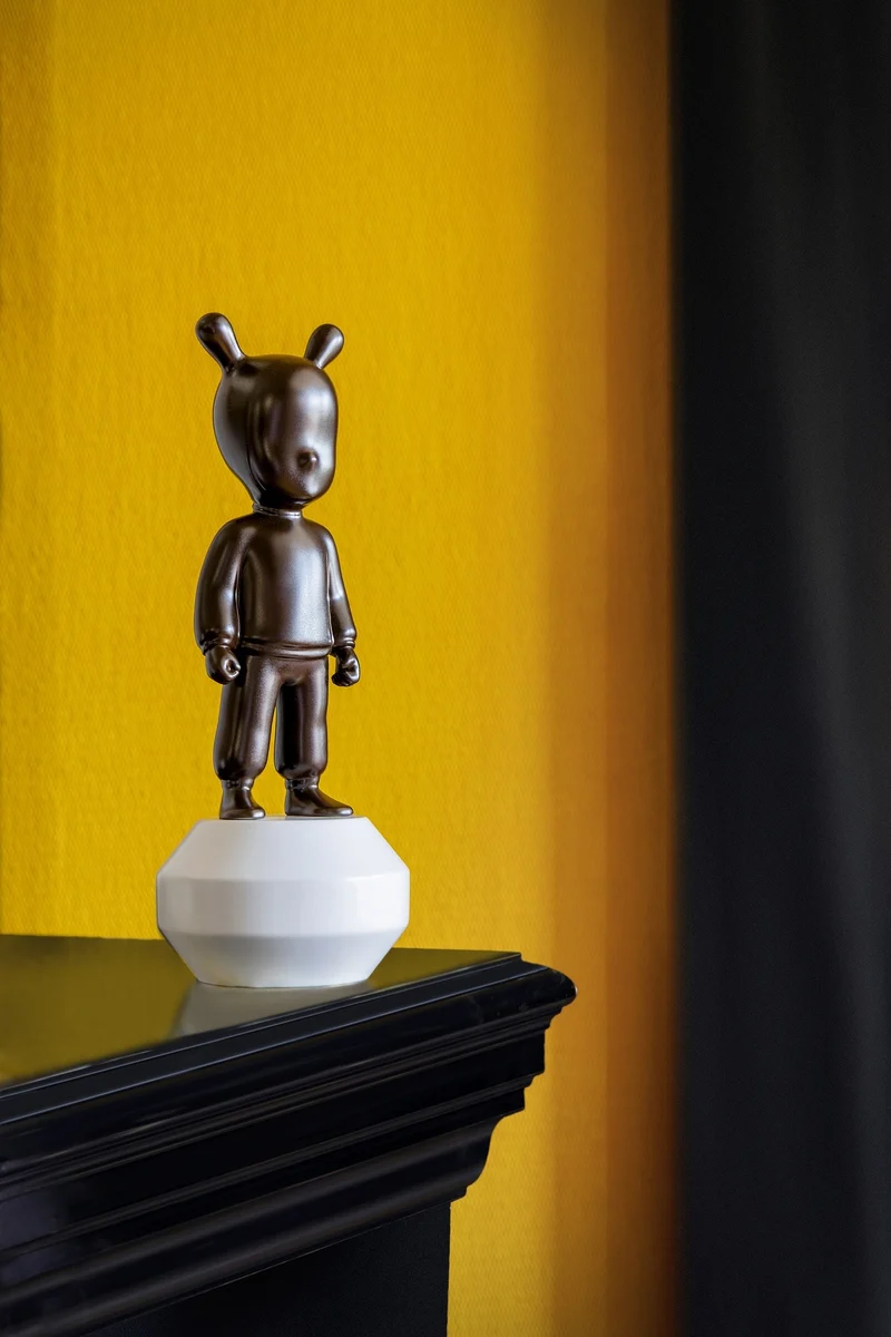 Skulptur The Chocolate Guest aus Porzellan in braun