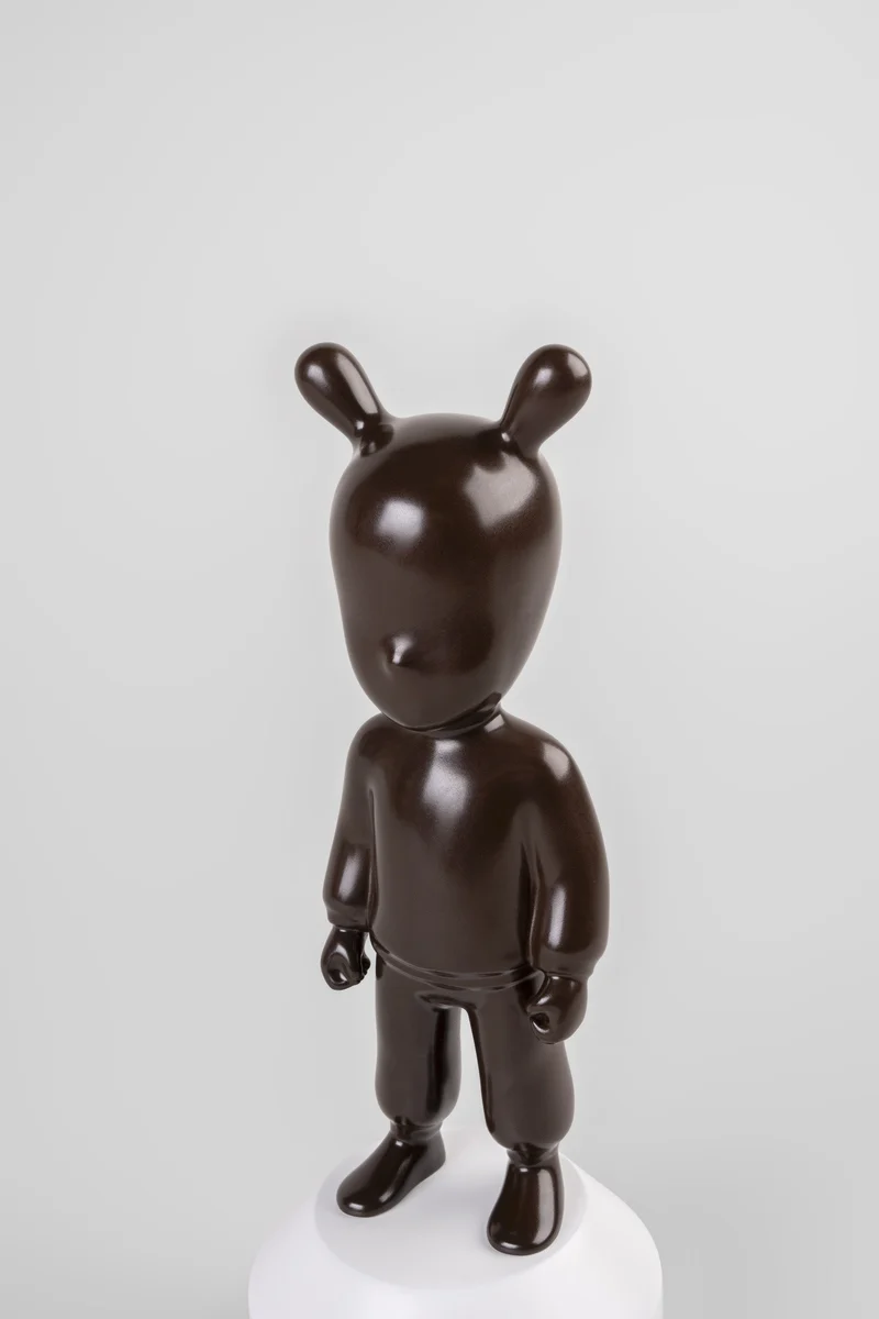 Skulptur The Chocolate Guest aus Porzellan in braun