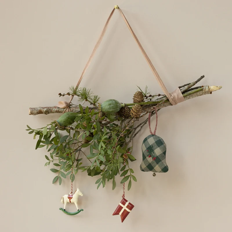 Maileg GLOCKE Ornament grün kariert Stickerei mit rot Stoffanhänger 8 cm Baumschmuck