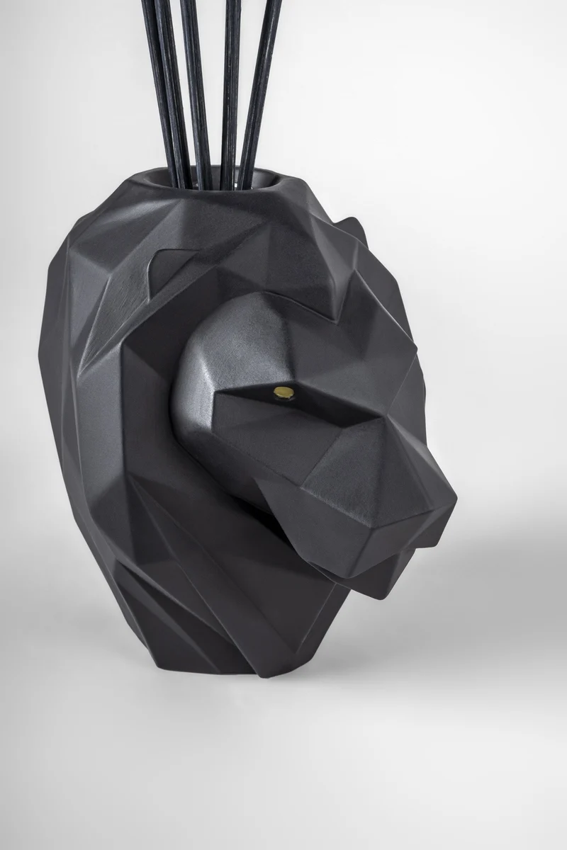 Parfümdiffusor LION aus Porzellan in matt schwarz