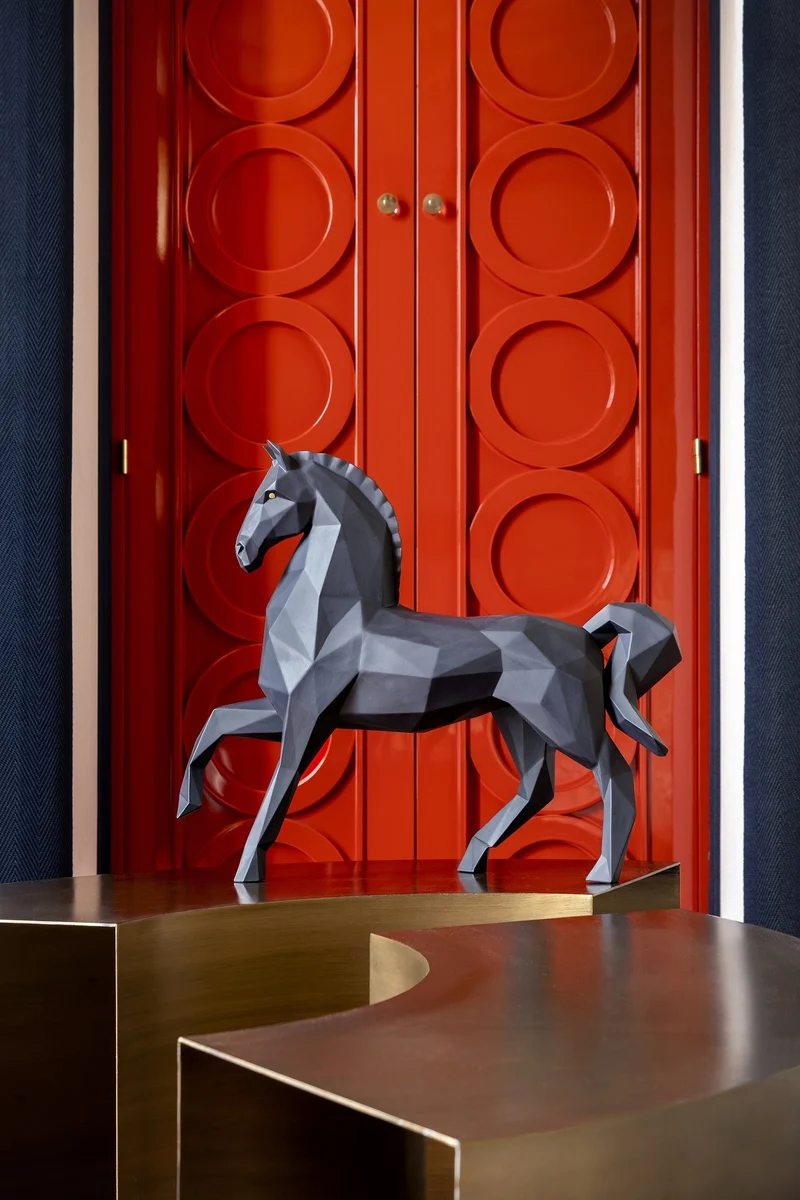 Skulptur HORSE aus Porzellan in matt schwarz
