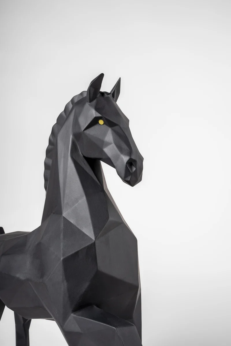 Skulptur HORSE aus Porzellan in matt schwarz