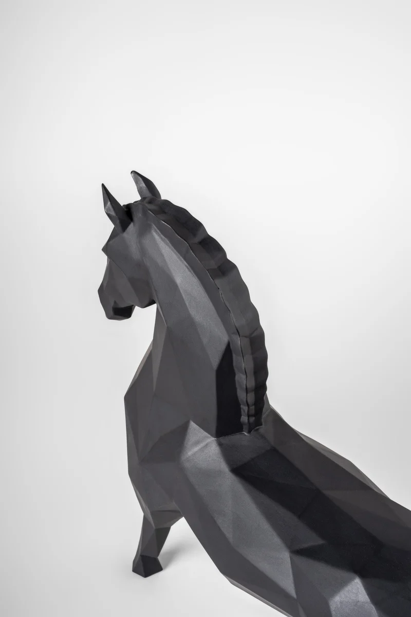 Skulptur HORSE aus Porzellan in matt schwarz