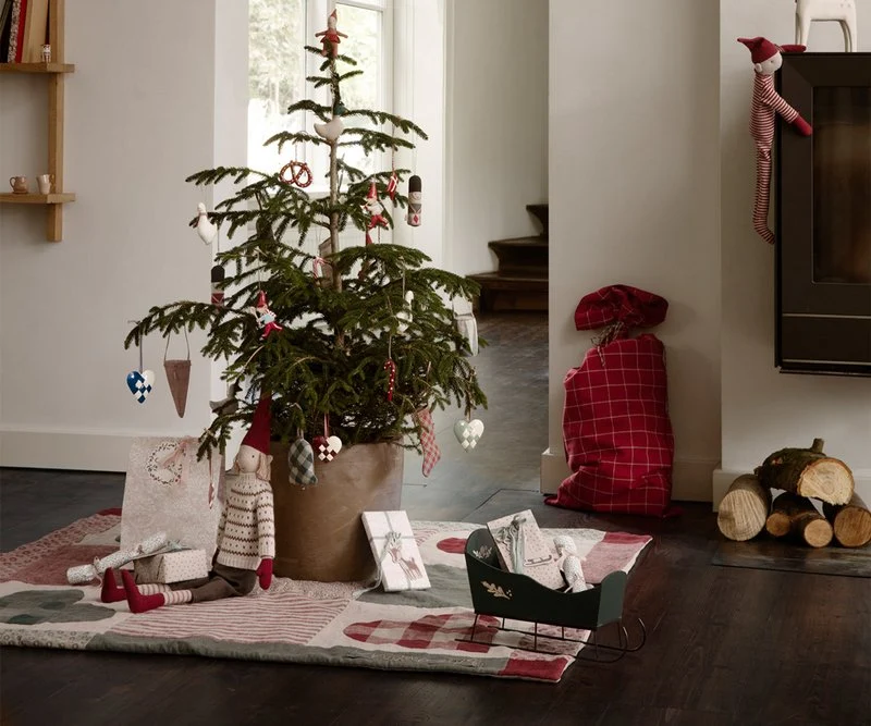 Maileg Weihnachtsbaumteppich ca. 120x120 cm PATCHWORK Decke inkl. rot kariertem Stoffsack