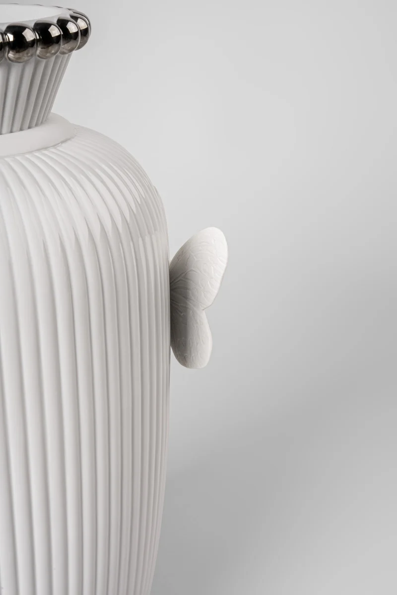 Vase LADY LUCK aus Porzellan in weiß