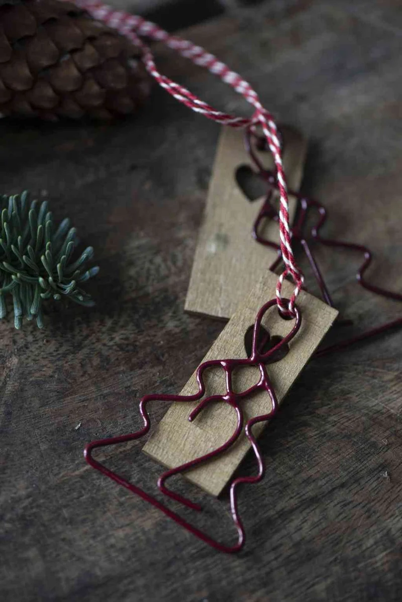 Adventsanhänger 1 + 2 + 3 + 4 dunkelrot Tannenbaum ca. 5,5 x 4 cm | Ib Laursen Stillenat