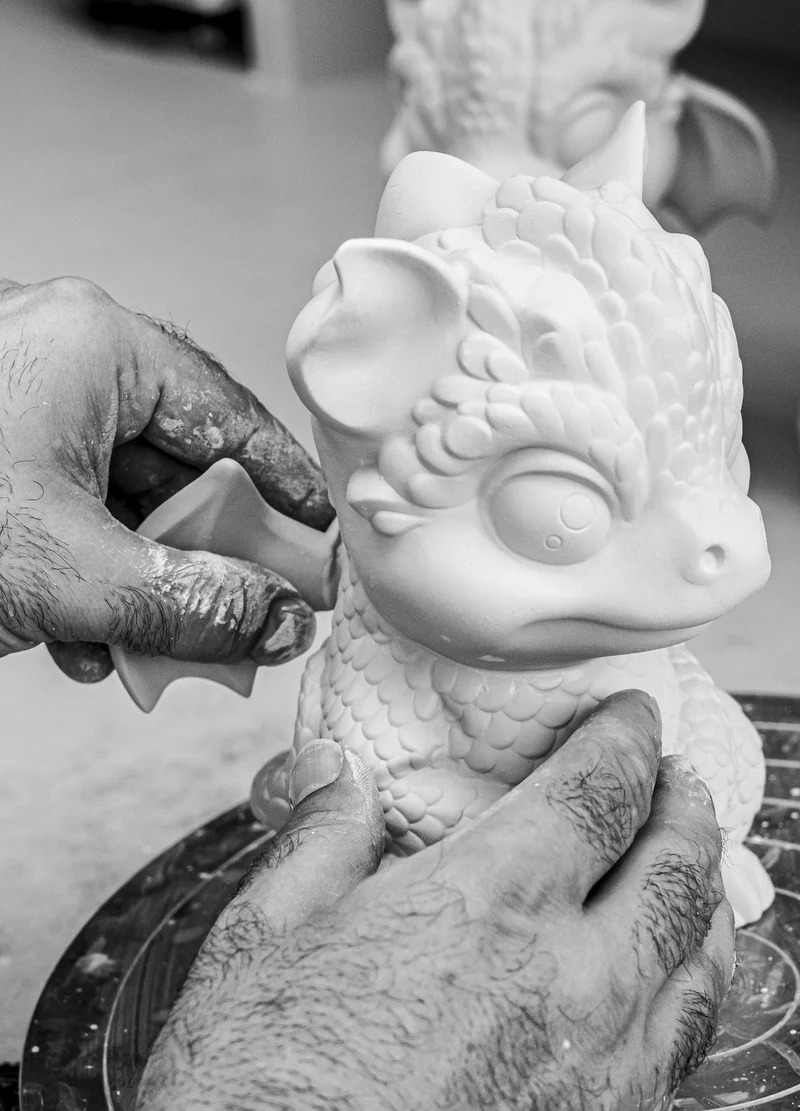 Figur BABY DRAGON aus Porzellan