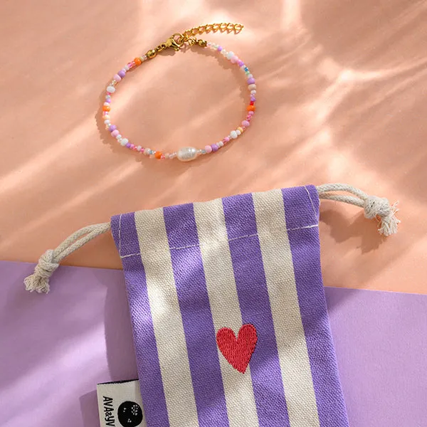 PERLENARMBAND rosa/lila inklusive gestreiftem STOFFBEUTEL mit gesticktem HERZ