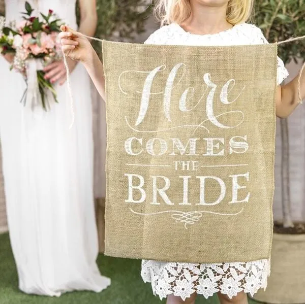 Stoff Schild Here comes the bride