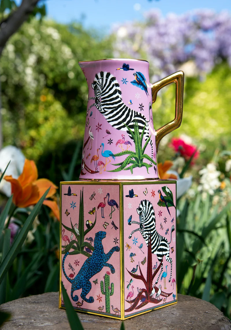 Kleine Karaffe „Jug Ceramic Pink“ Jungle-Motiv
