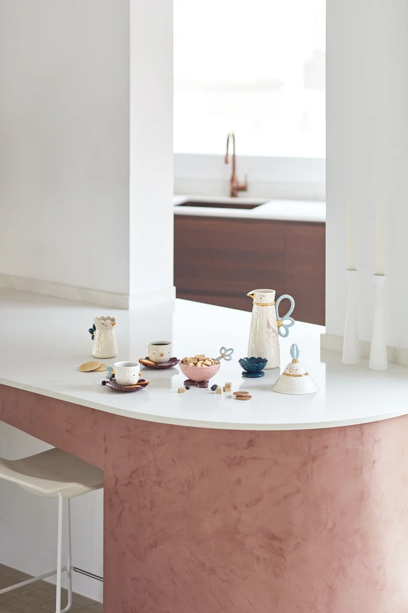 Porzellan-Milchkännchen aus der KAWKI Kollektion in Weiß und Rosa