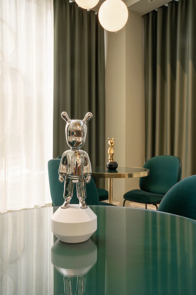 Deko Skulptur THE GUEST - Metallic in versch. Farben small