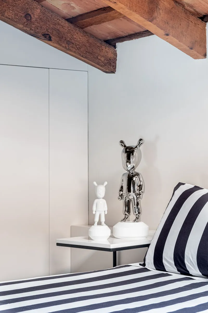 Deko Skulptur THE GUEST - Metallic in versch. Farben small