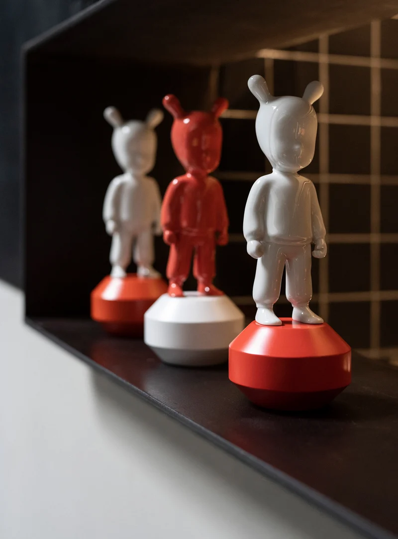 Deko Skulptur THE GUEST - in versch. Farben small