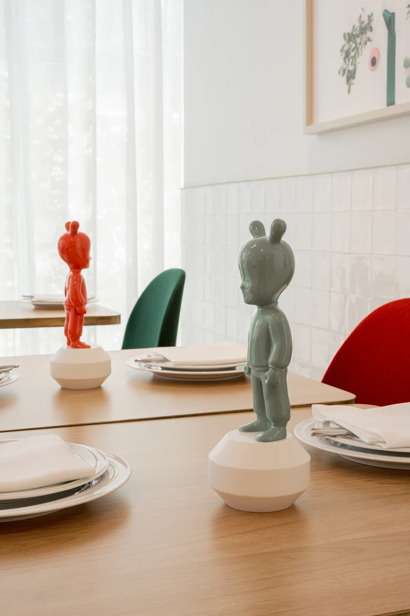 Deko Skulptur THE GUEST - in versch. Farben small