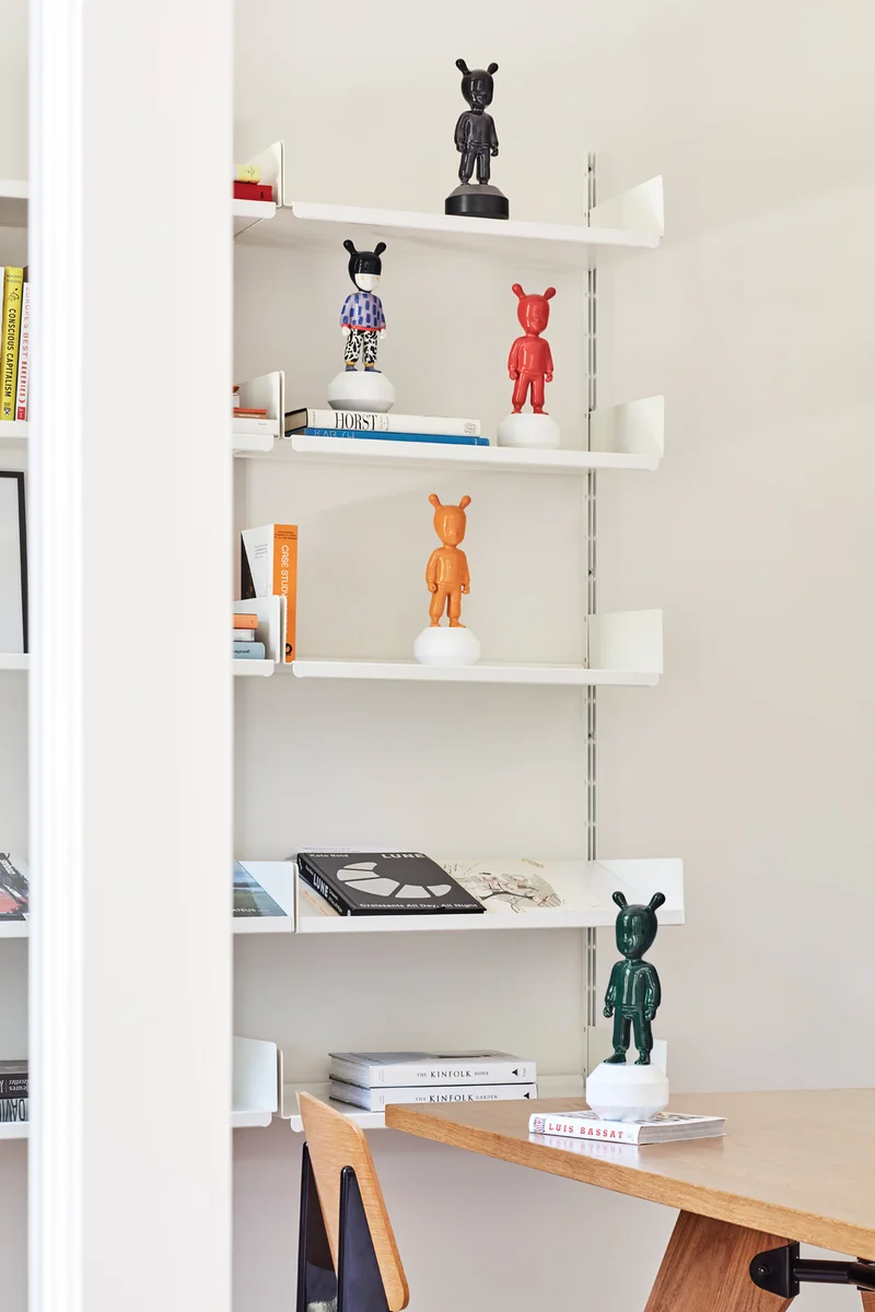 Deko Skulptur THE GUEST - in versch. Farben small