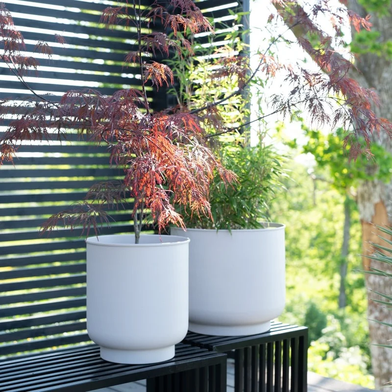 Blumentopf ELIANA aus Metall in Weiß - Wikholm Form