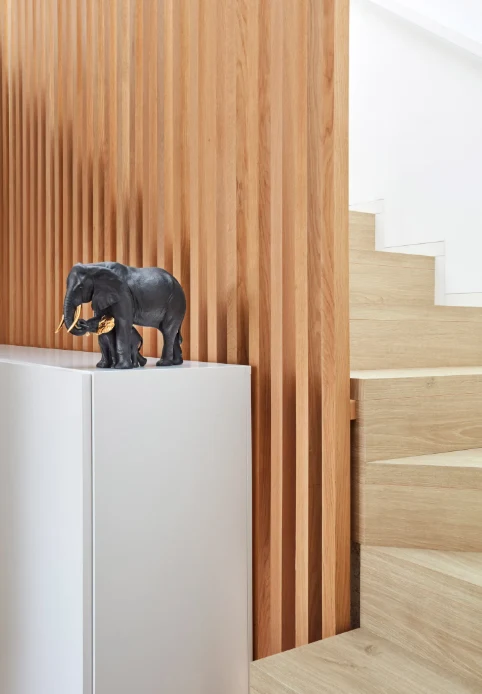 Elefanten-Figur LEADING THE WAY aus Porzellan Limited Edition