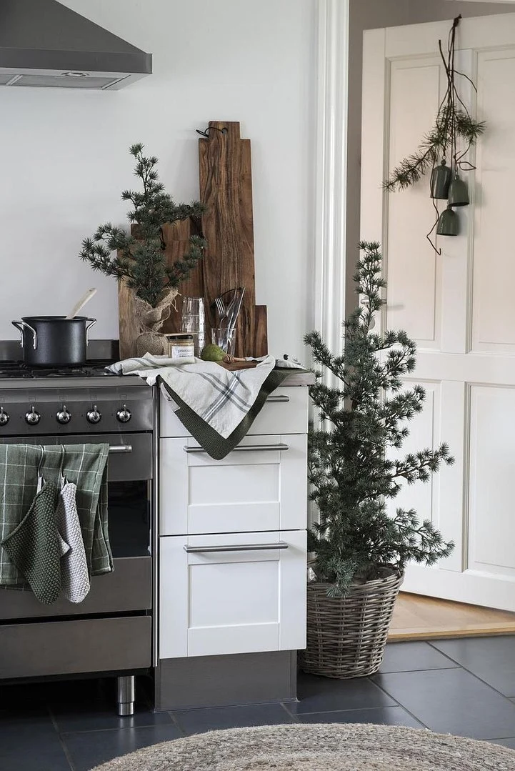 Künstliche ZEDER ☆ Baum ca. 60 cm Weihnachtsbaum Kunstpflanze mit Jute-Fuß
