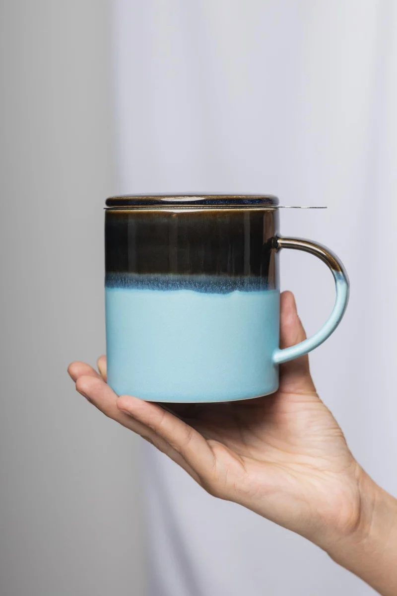 TASSE mit DECKEL und TEESIEB blau dunkelblau INDUSTRIAL ca. 410 ml