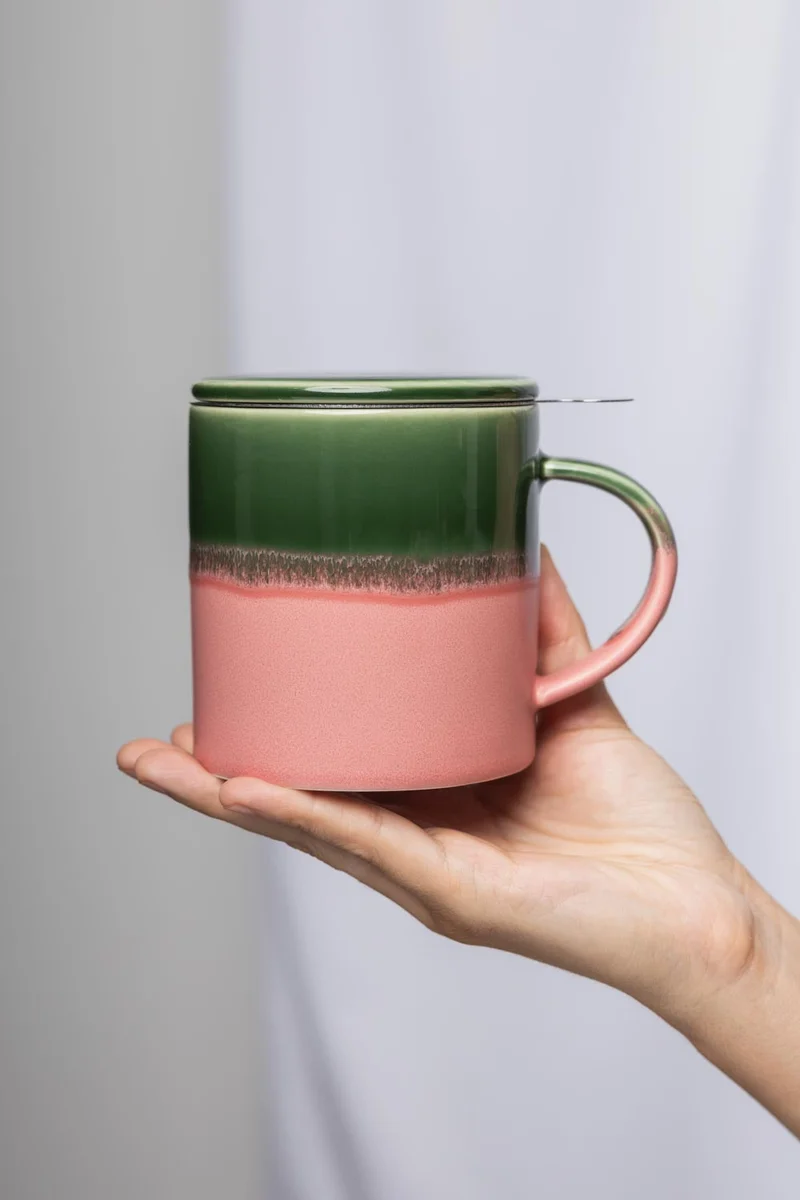 TASSE mit DECKEL und TEESIEB rosa grün INDUSTRIAL ca. 410 ml
