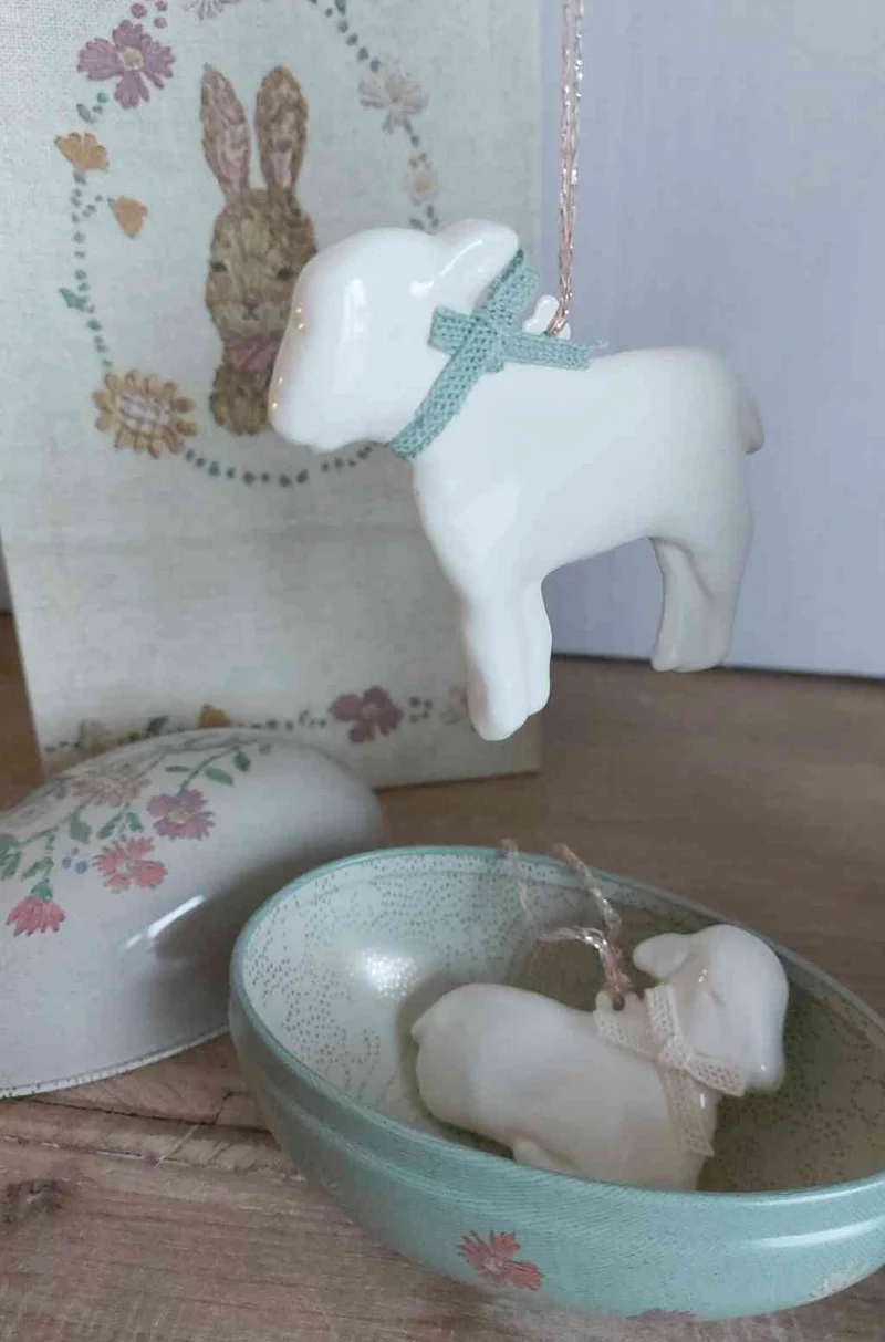 Maileg LAMM liegend Anhänger mit cremefarbener Schleife OSTERN Ornament 6,5 cm Osterschmuck