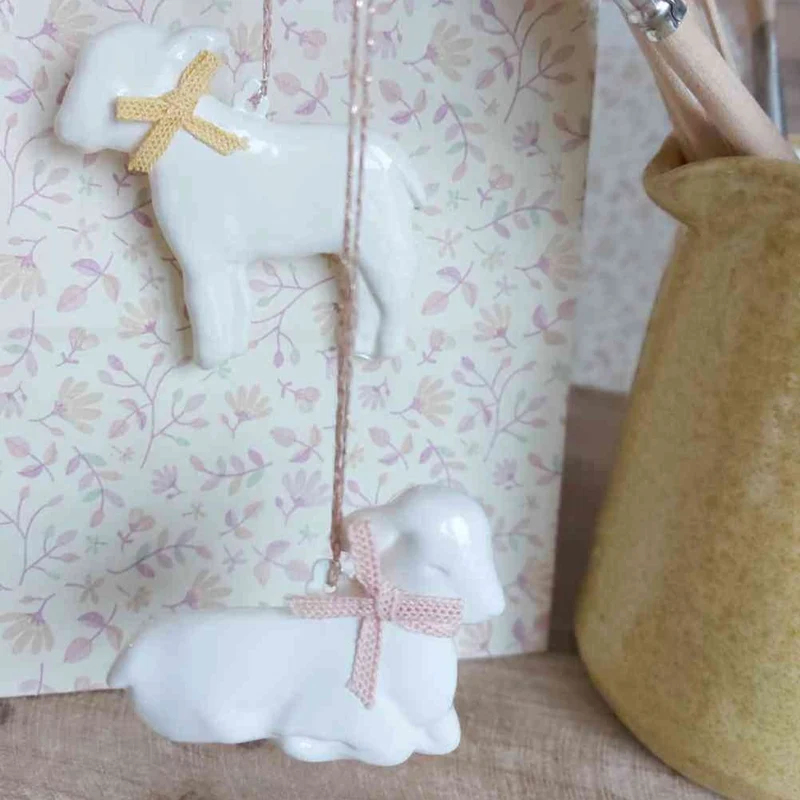 Maileg LAMM liegend Anhänger rosa Schleife OSTERN Ornament-Dekoanhänger 6,5 cm Osterschmuck