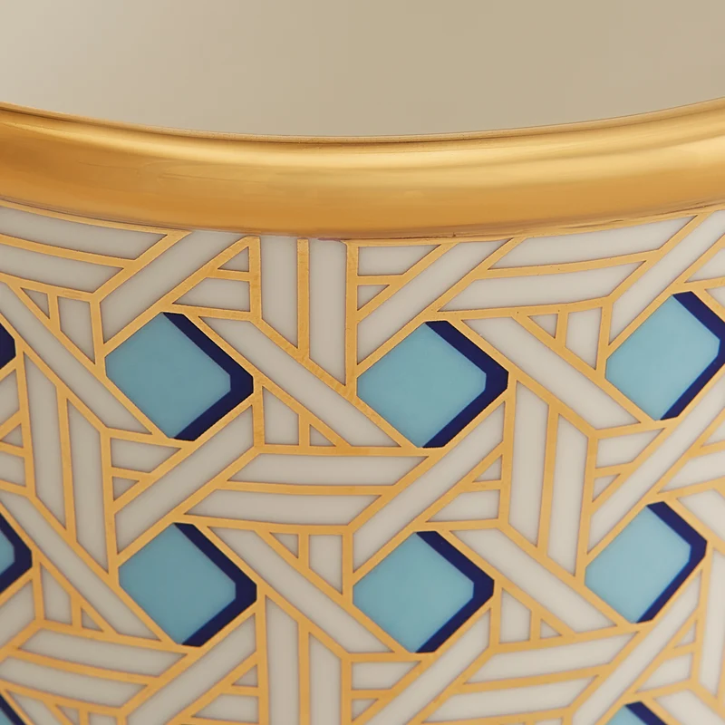 Schale aus Porzelan 'BASKETWEAVE PEDESTAL BOWL' blau/gold