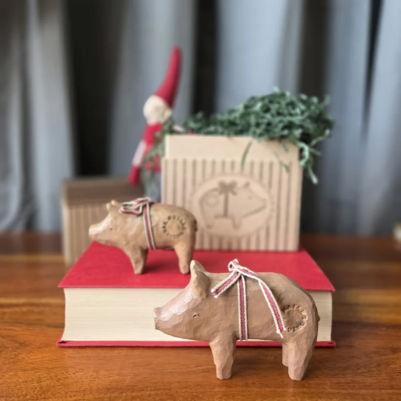 Maileg SCHWEIN mit Band ca. 11,5x8,5 + Geschenkbox | Sammlerstück Glücksschwein medium
