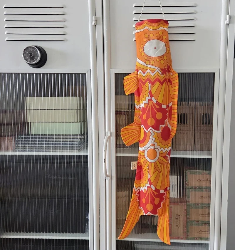 KOINOBORI YUKARI SEVENTIES ca. 70x25 cm Koi-Karpfen Windsack / Wanddeko Bio-Baumwolle