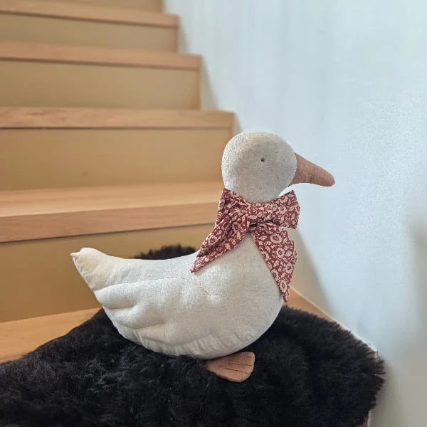 Maileg ENTE sand mit roter Schleife ca. 37x30 cm Stofftier Landhausdeko